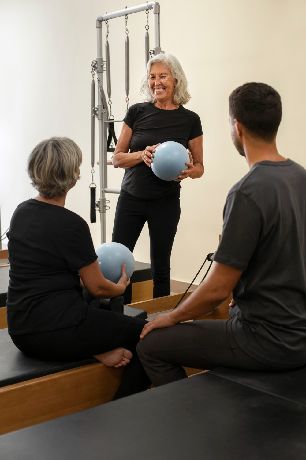 Physiotherapeutin im Gespräch mit ihrem Team im Trainingsraum